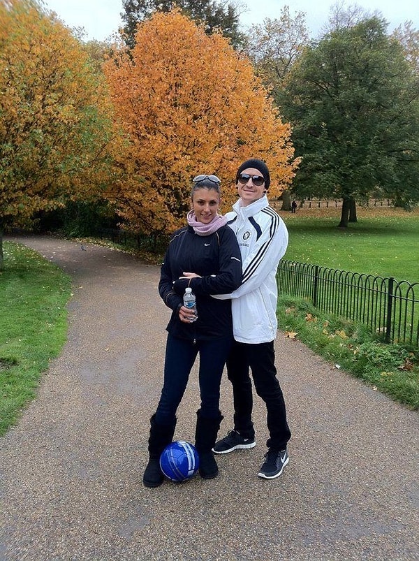 12. Беннингтон был женат на своей второй жене, Талинде, бывшей модели Playboy в течение 12 лет. В 2005 году он развелся со своей первой женой Самантой Мари Олит после 9 лет брака.