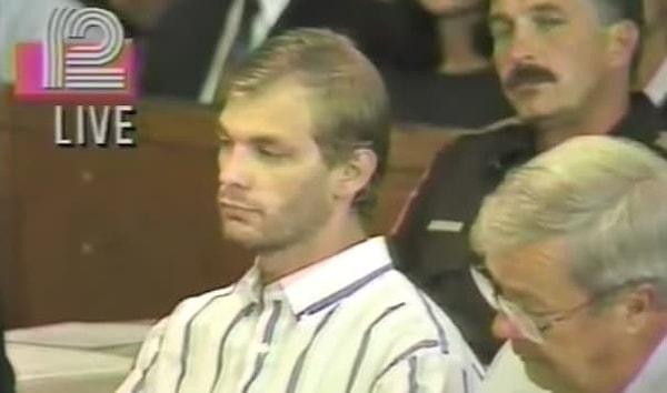 3. Bu arada Dahmer çıkarıldığı duruşmada jüriyi ve izleyicileri görmek istemediği için gözlüklerini takmadığı söyleniyordu.