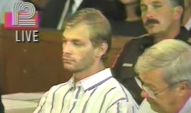 3. Bu arada Dahmer çıkarıldığı duruşmada jüriyi ve izleyicileri görmek istemediği için gözlüklerini takmadığı söyleniyordu.