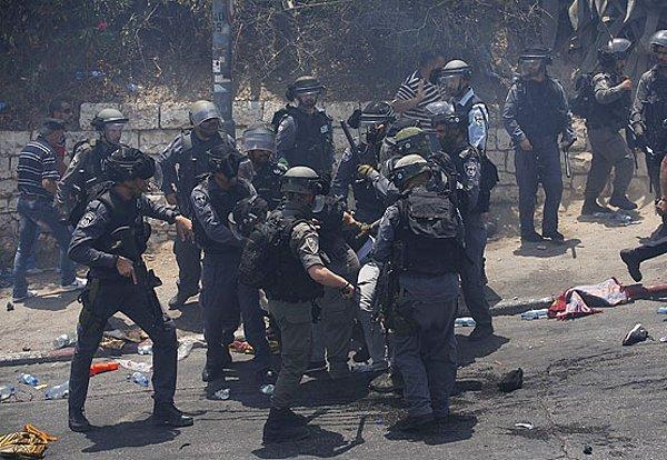 İsrail polis sözcülüğünden yapılan yazılı açıklamada, Selahaddin Caddesi ve Ras el-Amud'da "taş atan Filistinlilere" müdahale edildiği belirtildi.