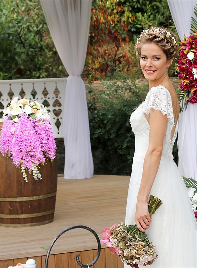 16. Burcu Biricik, vintage tarzdaki gelinliği için abartıdan uzak bir makyaj tercih etmişti.