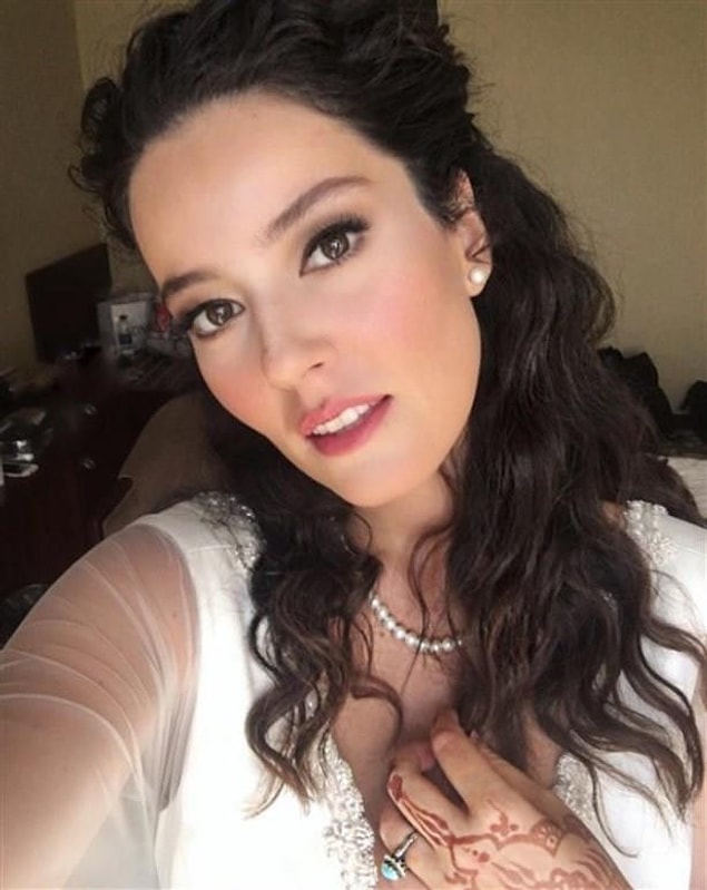 12. Enerjisiyle Instagram'ın en sevilen oyuncularından olan Pelin Akil, bronz tonlardaki göz makyajıyla harika görünüyordu.