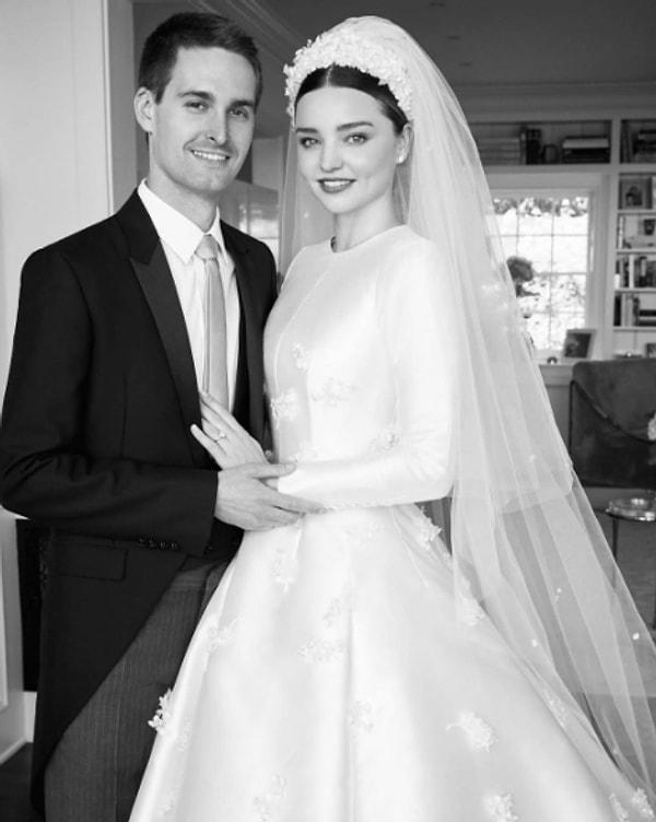 Victoria's Secret'ın hem masum hem de seksi meleği Miranda Kerr, geçtiğimiz günlerde Snapchat'in kurucusu Evan Spiegel ile aile arasında yapılan bir düğünle evlendi.