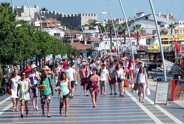 6. Türkiye'ye en fazla turistin geldiği üç ülkeden biri Almanya. 2014 yılınında Almanya'dan gelen turist sayısı 5 milyon 250 bindi. Ancak Türkiye'de yaşanan terör saldırıları ve iki ülke arasındaki gerilimler turizmi de etkiledi. Geçen yıl Türkiye'ye gelen Alman turist sayısı 3.8 milyona düştü. Turizm sektörünün ekonomiye yıllık katkısının 30 milyar doları bulduğu düşünüldüğünde Alman turistlerin kaybının ekonomiye de önemli yansımalarının olacağına dikkat çekiliyor.