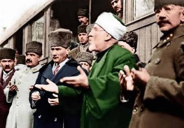 Atatürk din derslerinden çıkartıldı