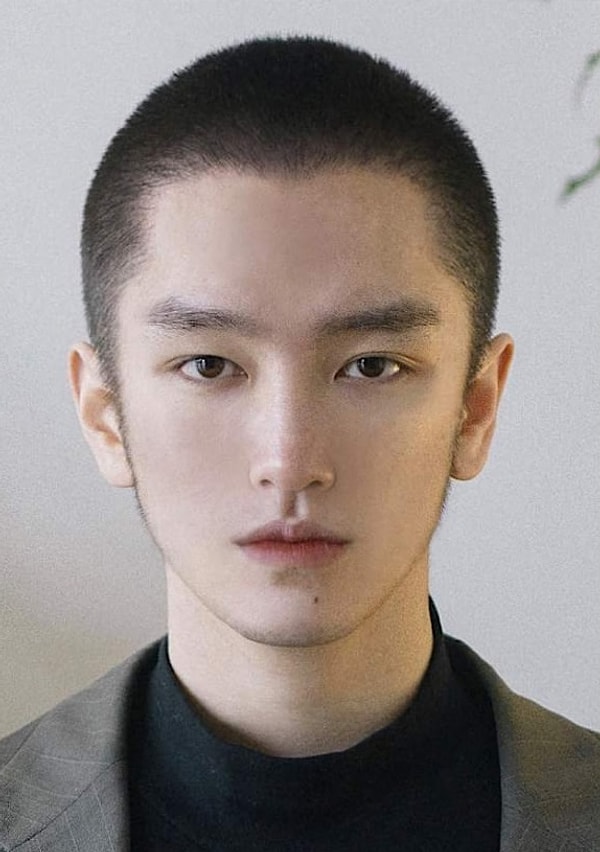 8. Сейчас Синг Йи отрезал свои длинные волосы и коротко подстригся.