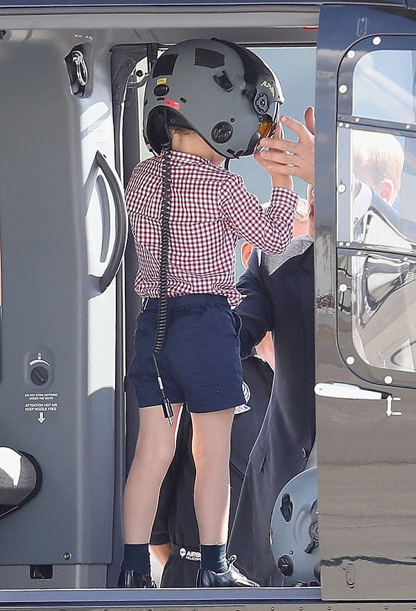 5. Принц Джордж примерил шлем пилота, а принцесса Шарлотта понажимала на кнопочки в кабине летчика.