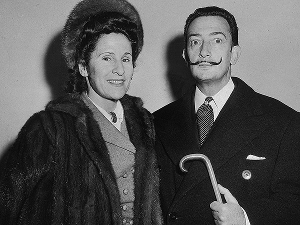 7. В то время Дали был женат, хотя этот брак был, так сказать, не совсем традиционным.