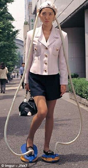 1. Слева настоящая находка для тех, кто всегда спешит: фен, который работает, когда вы двигаетесь. А справа зонт для тех, кто по-настоящему не любит дождь :)