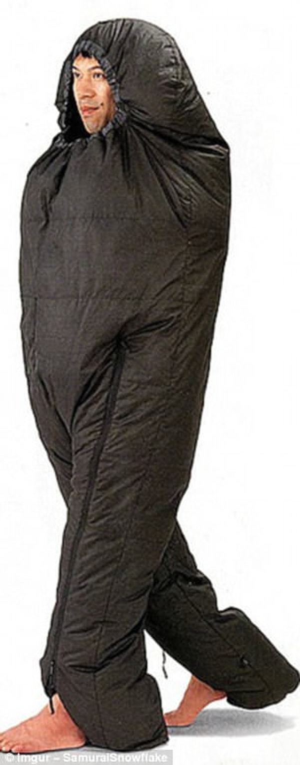 10. Мешок-комбинезон, в котором можно прость лечь и заснуть где угодно. И суперкрутая подставка для подбородка, чтобы спать стоя в общественном транспорте!