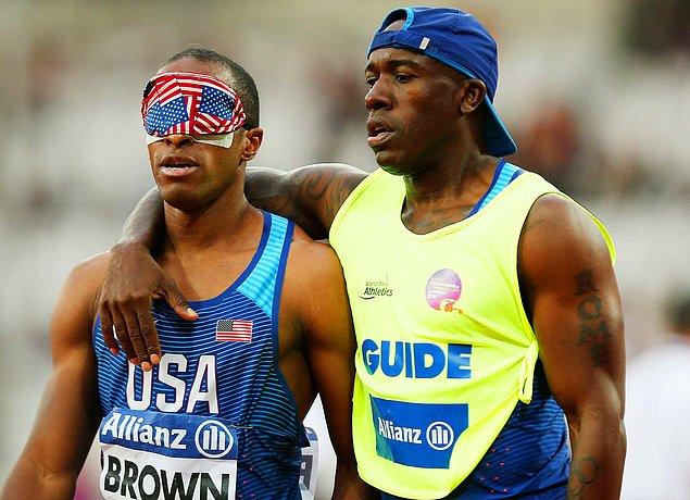 2. ABD'li Paralimpik atlet David Brown ve yardımcısı Jerome Avery erkekler 200 metre yarışından hemen sonra.