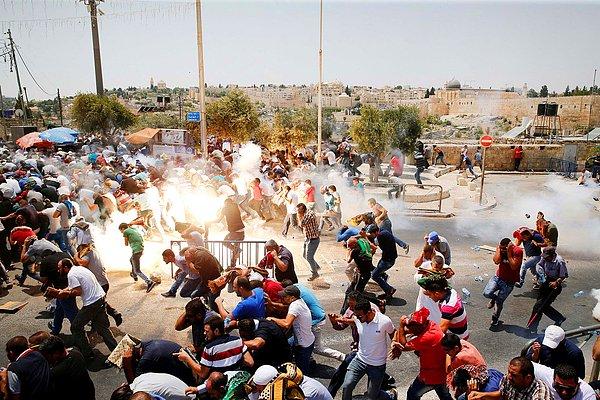 12. Kudüs'te Cuma namazından sonra İsrail polis güçleri Filistinlilere biber gazı attı.
