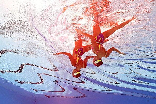 16. Budapeşte 2017 FINA Dünya Şampiyonası için Anna Voloshyna ve Valyzaveta Yakhno'nun yaptığı senkronize yüzme rutini.