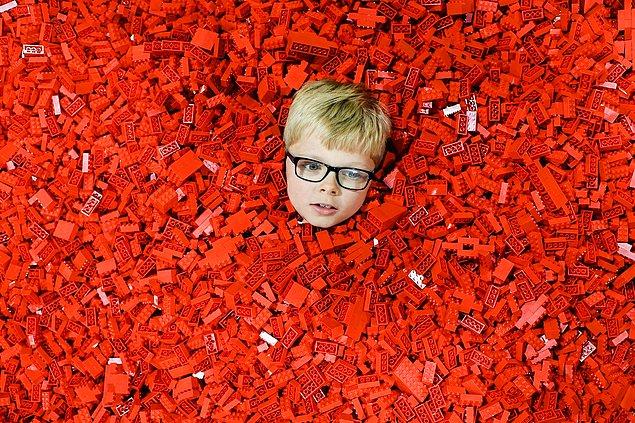 17. 7 yaşındaki Ben MacDonald Lego'nun Bircklive sergisinde lego havuzuna dalıyor. Glasgow, İskoçya.