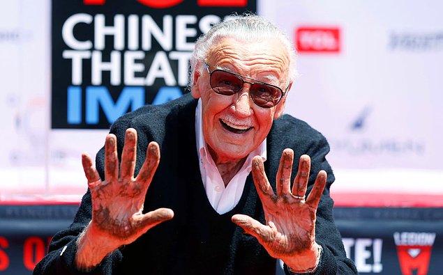 18. Marvel Comics'in yaratıcılarından Stan Lee, Hollywood Walk of Fame'e eklenecek yıldızı için ellerini çimentoya bulamış.