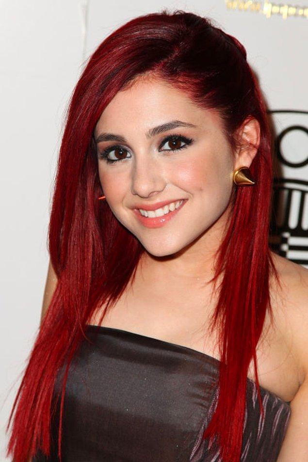 3. Ariana 2010 yılında da kırmızının tonlarından vazgeçmemiş.👇