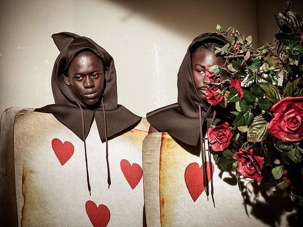 Ünlü İngiliz fotoğrafçı Tim Walker, 12 aylık masal için tamamı siyahilerden oluşan bir kadro seçti.