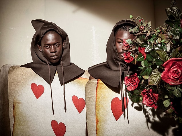 Ünlü İngiliz fotoğrafçı Tim Walker, 12 aylık masal için tamamı siyahilerden oluşan bir kadro seçti.