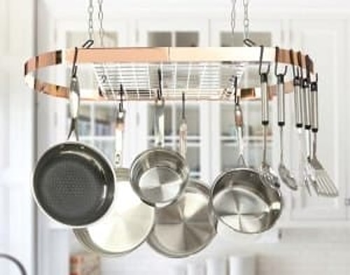 Mutfakta tezgah üzerindeki kalabalığı ortadan kaldırmak için asabildiğiniz kadar eşyayı asın.