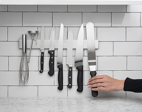 Mutfakta tezgah üzerindeki kalabalığı ortadan kaldırmak için asabildiğiniz kadar eşyayı asın.