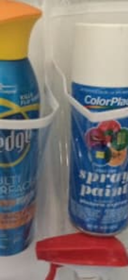 Kapı arkasına asılan ayakkabı askılarını başka eşyaları saklamak için de kullanabilirsiniz.