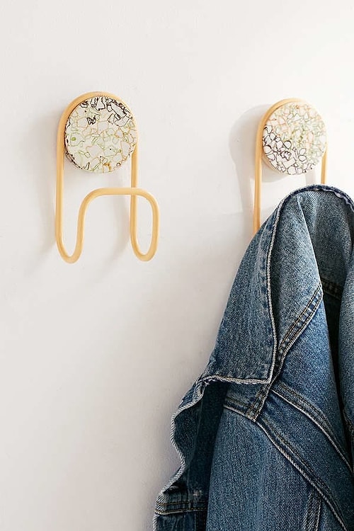 Duvar askılarını giysi dolabını evin her yerine yayan gizli silahlar olarak kullanın.