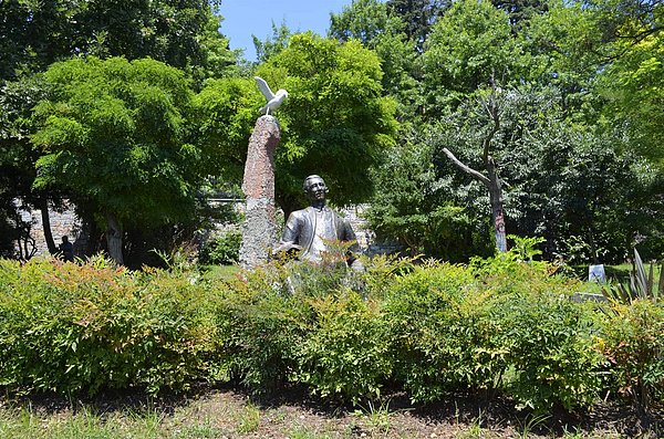 Orhan Veli'nin heykeli bulunuyor