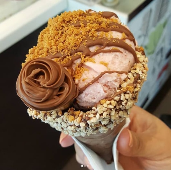 Клубничное мороженое с шоколадом и крошкой из печенья!