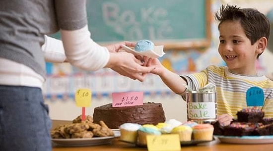 Мама использовала свое грудное молоко, чтобы испечь брауни для школьной распродажи