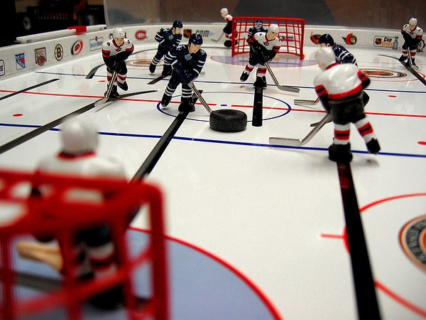 Поиграйте в настольный хоккей