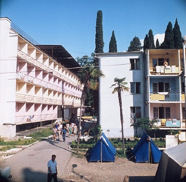 1. Турбаза в Сухуми наглядно демонстрирует, что каждый советский гражданин мог выбрать себе отдых по душе - кто в палатке, кто в комнате