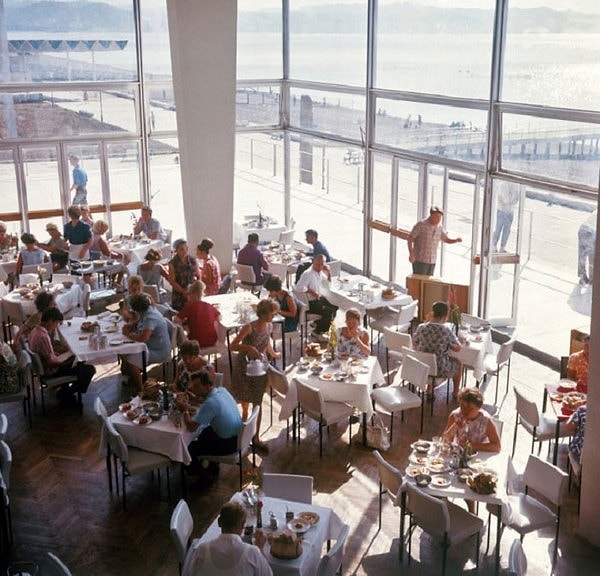 4. Всё та же Пицунда. Столовые - это отдельная составляющая советского отдыха (и обязательно трёхразовое питание)