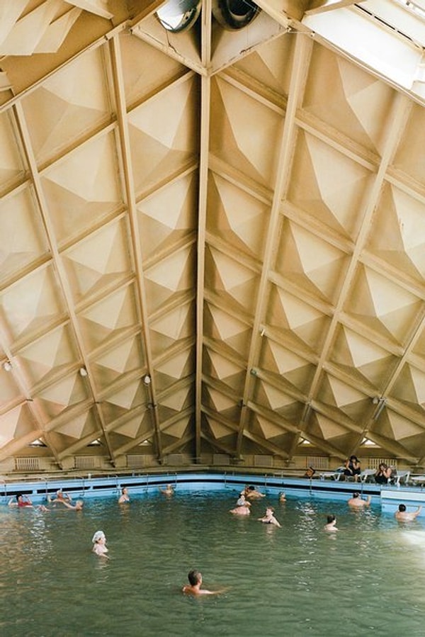 8. Куда же в санатории без бассейна? Этот так просто огромен!