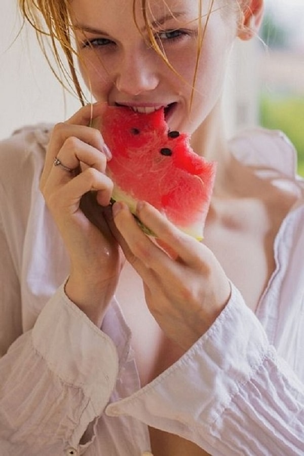 4. Когда она встретилась со своим агентом, ей было всего 14 лет, а ела она в основном булочки, макароны, конфеты, шоколад и запивала это все лимонадом. Она достигла критического веса.