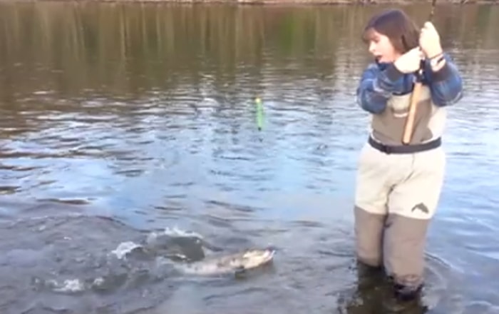 Yakaladığı Balıktan Ölümüne Korkan Kadın