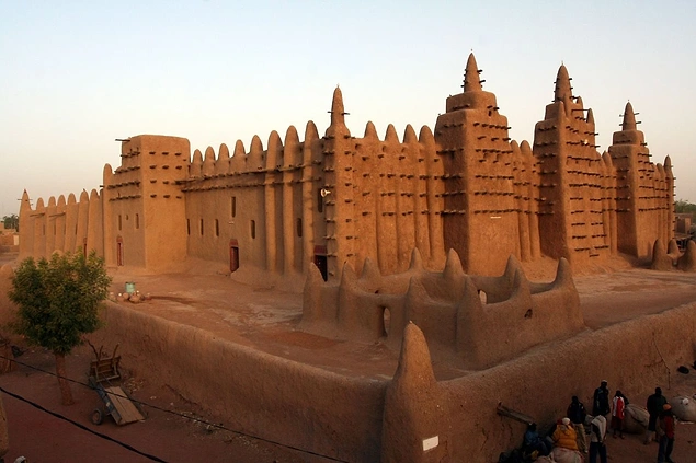 Afrika'da hala ziyaret edilebilen bazı meşhur binalar, onun hükümdarlığı sırasında inşa edilmiştir.
