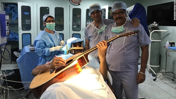 Beyin Ameliyatı Sırasında Gitar Çalan Adam