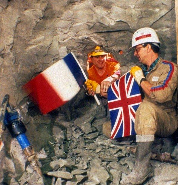 11. İngiltere ile Fransa'yı denizden birbirine bağlayan ortak yapım Manş Tüneli'nin kazı çalışmaları sırasında taraflarının ilk karşılaşmaları, 1990.
