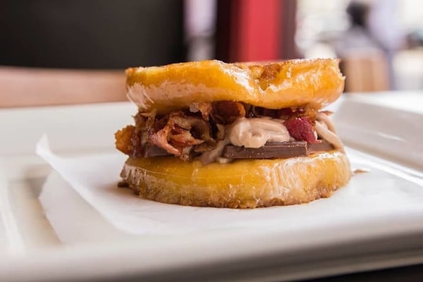 13. Шоколадно-беконовый пончик с расплавленным сыром