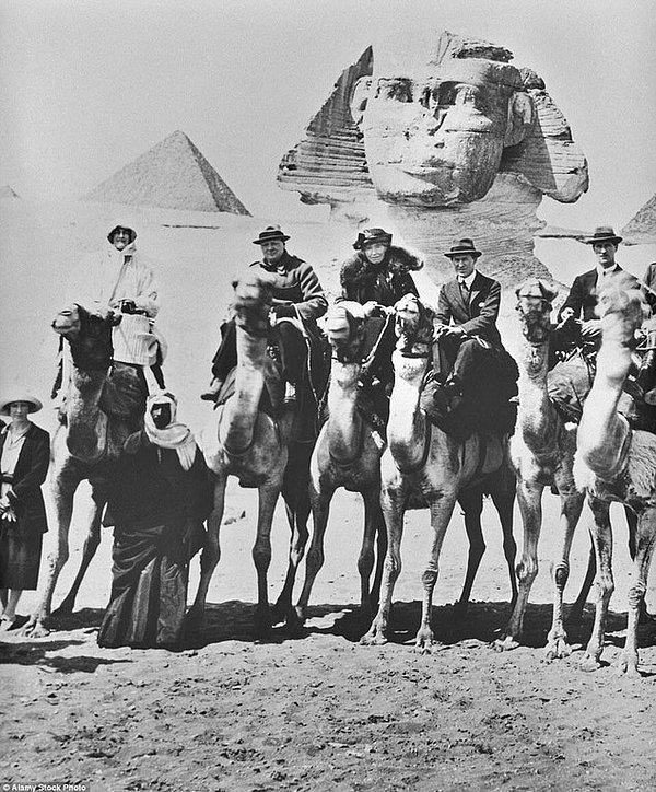 4. Sfenks'in önünde develerin üzerinde poz vermiş Bay ve Bayan Churchill, Arabistanlı Lawrence ve Gertrude Bell, 15 Şubat 1921.