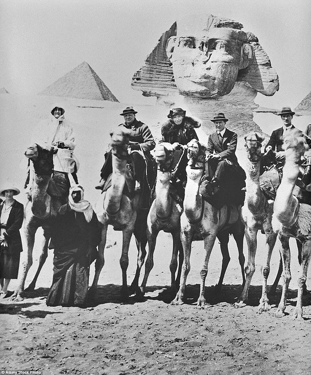 4. Sfenks'in önünde develerin üzerinde poz vermiş Bay ve Bayan Churchill, Arabistanlı Lawrence ve Gertrude Bell, 15 Şubat 1921.