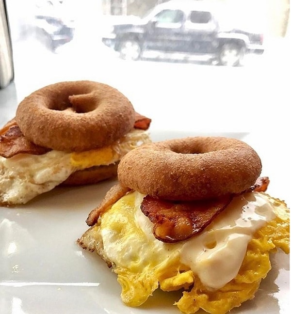 7. Пончики для завтрака с жареным яйцом, сосиской и сыром