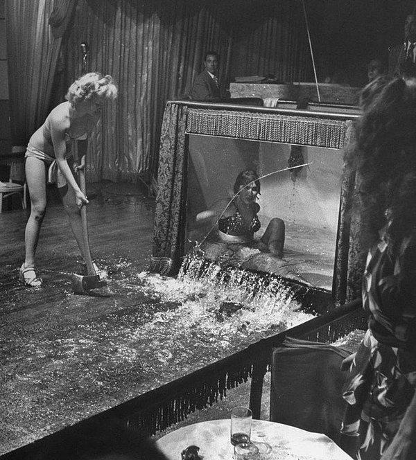 5. Kendi şovuna benzer bir şov hazırladığı için sinirlenen ve striptizcinin gösterisi sırasında içine girdiği suyla dolu tankı elindeki baltayla patlatan Evangeline Sylvas, 1949.