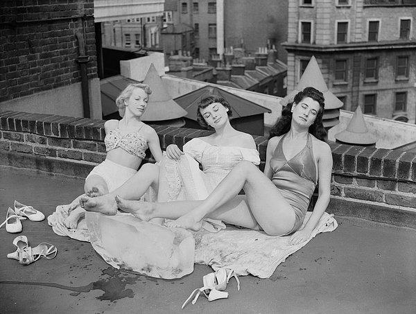 7. Genç Audrey Hepburn diğer dans kızları ile birlikte Cambridge tiyatrosunun çatısında, Londra, 1949.