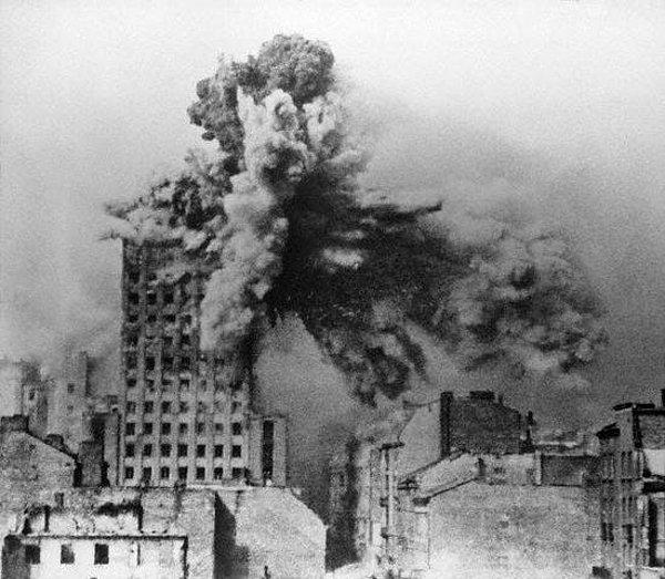 8. Varşova Prudential binasının iki tonluk Alman top mermisi ile vurulduğu an, 1944.