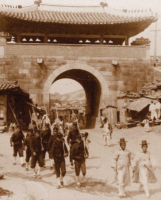 10. Sömürge haline getirdikleri Kore'de devriye gezen Japon askerleri, 1900'lerin başı.