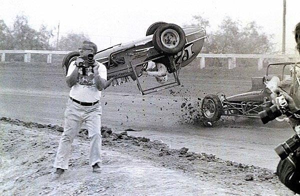 16. Fotoğraf çekmek için ilginç bir şeyler arayan bir fotoğrafçının arkasındaki kaza anı, 1976.