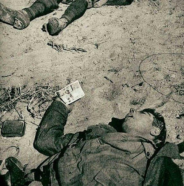 17. Elinde çocuğun resmini tutan ölmüş bir İtalyan askeri, II. Dünya Savaşı sırasında.