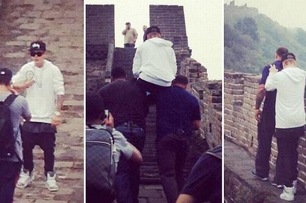 Bu fotoğrafta Justin Bieber korumaları tarafından Çin Seddi üzerinde taşınıyor, 2013.
