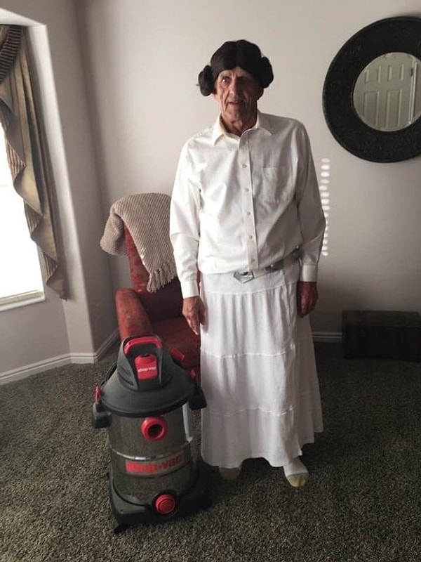 4. Этот дедуля выиграл в номинации костюм года. Ох уж эти баранки — настоящая принцесса Лея!